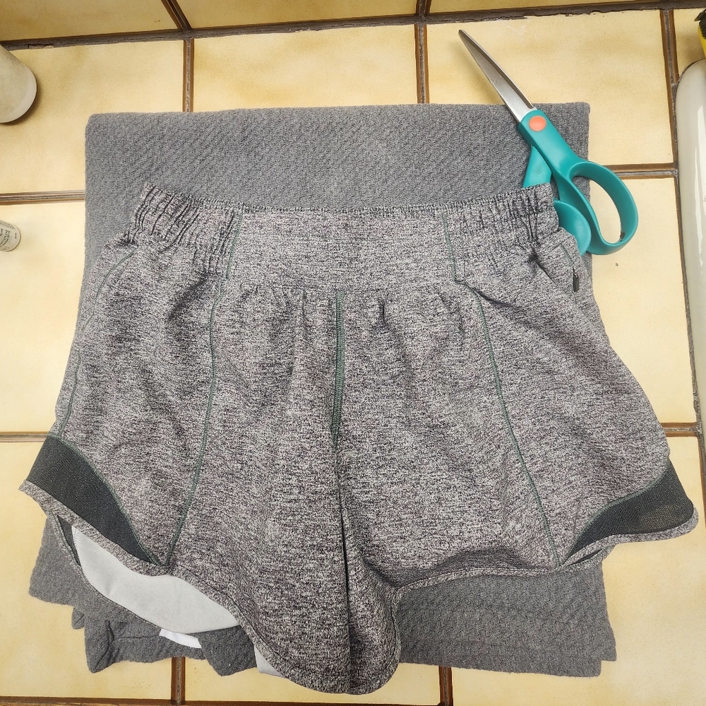 Lululemon Hotty Hot Short II *Long, size 6